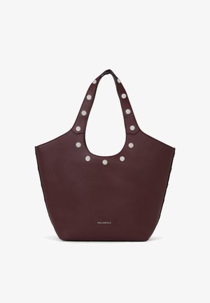 Vínová kožená taška s tvarom do oblúka, strieborné cvoky pozdĺž rúčok a hladká textúra. Na dne sa nachádza logo.