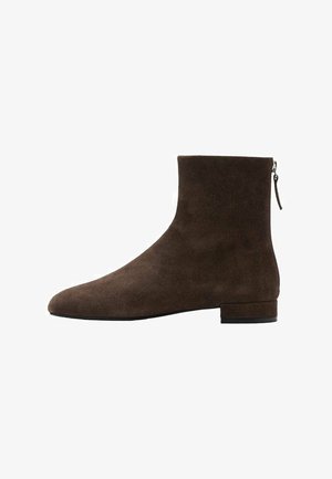 Braune Wildleder-Stiefeletten mit glatter Textur, abgerundetem Zehenbereich und niedrigem Blockabsatz. Verfügen über einen seitlichen Reißverschluss für einfaches An- und Ausziehen.