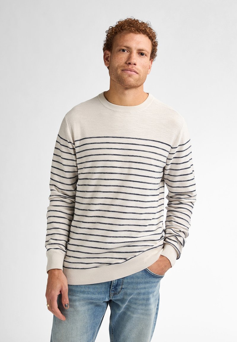 Lichtbeige trui met marineblauwe horizontale strepen, geribde ronde hals, mouwen en zoom. Gemaakt van zachte stof; casual pasvorm.