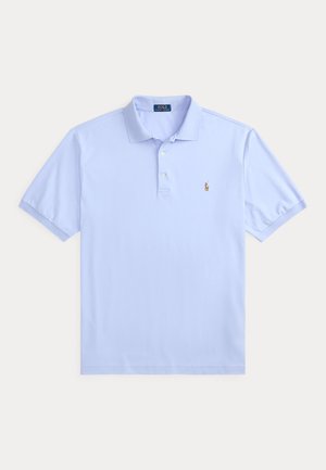 Lys blå kortermet poloshirt med krage, to-knappers knappelukking og lite brodert logo på venstre bryst.