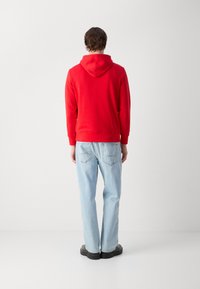 GANT PRINT HOODIE - Jersey con capucha - bright red