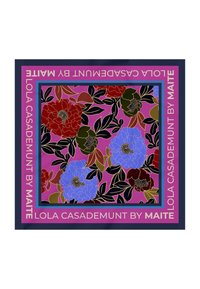 Blumen-Schal mit großen roten, blauen und grünen Blumen auf einem rosa Hintergrund, umrahmt von einem dunkelblauen Rahmen mit Text in Pink und Weiß.