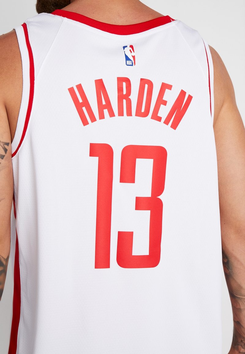 Maillot de basketball blanc avec des accents rouges. Le dos affiche "HARDEN" en lettres rouges en gras au-dessus du numéro "13". Logo NBA visible.