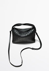 Schwarze gewebte Lederhandtasche mit abgerundeter Form, einem einzelnen Griff und einem verstellbaren Schulterriemen. Glatte Oberfläche mit dezenten Details.