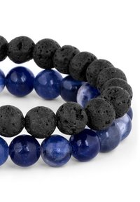 Lavastock und polierte blaue Steinperlenarmband, das schwarze matte Lavasteine und glatte, glänzende tiefblaue Perlen in drei Schichten angeordnet zeigt.