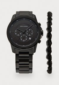 Orologio in acciaio inossidabile nero con quadrante testurizzato, tre sottodial, indicazione della data e un bracciale intrecciato nero accessorio accanto.