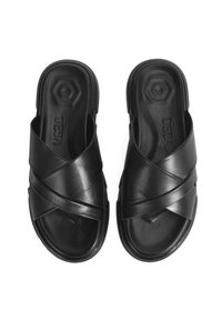 Zwarte slidesandalen van soepel, glanzend leer met kruislings over elkaar gestructureerde banden en een gevormde voetbed. Flexibele buitenzool.