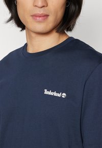 Timberland SMALL LINEAR LOGO PRINT TEE - Print T-shirt - dark sapphire