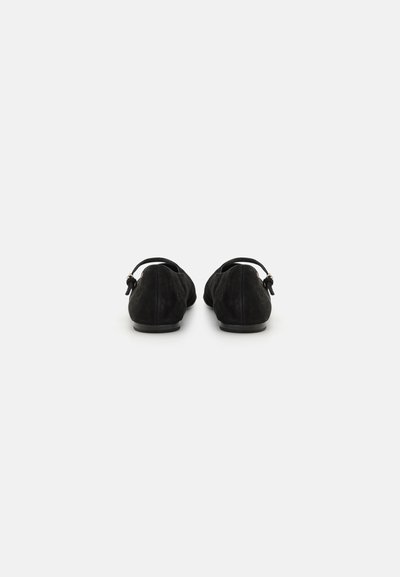 Ballerines en daim noir avec un bout rond, une bride arrière avec boucle et une semelle en caoutchouc noir basse. Texturé lisse avec un design minimaliste.
