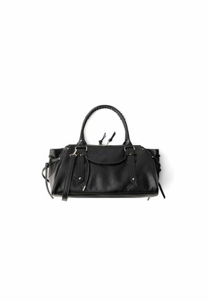 Sac à main en cuir noir avec deux poignées, poche avant à rabat, sangles latérales et ferrures argentées sur fond blanc.