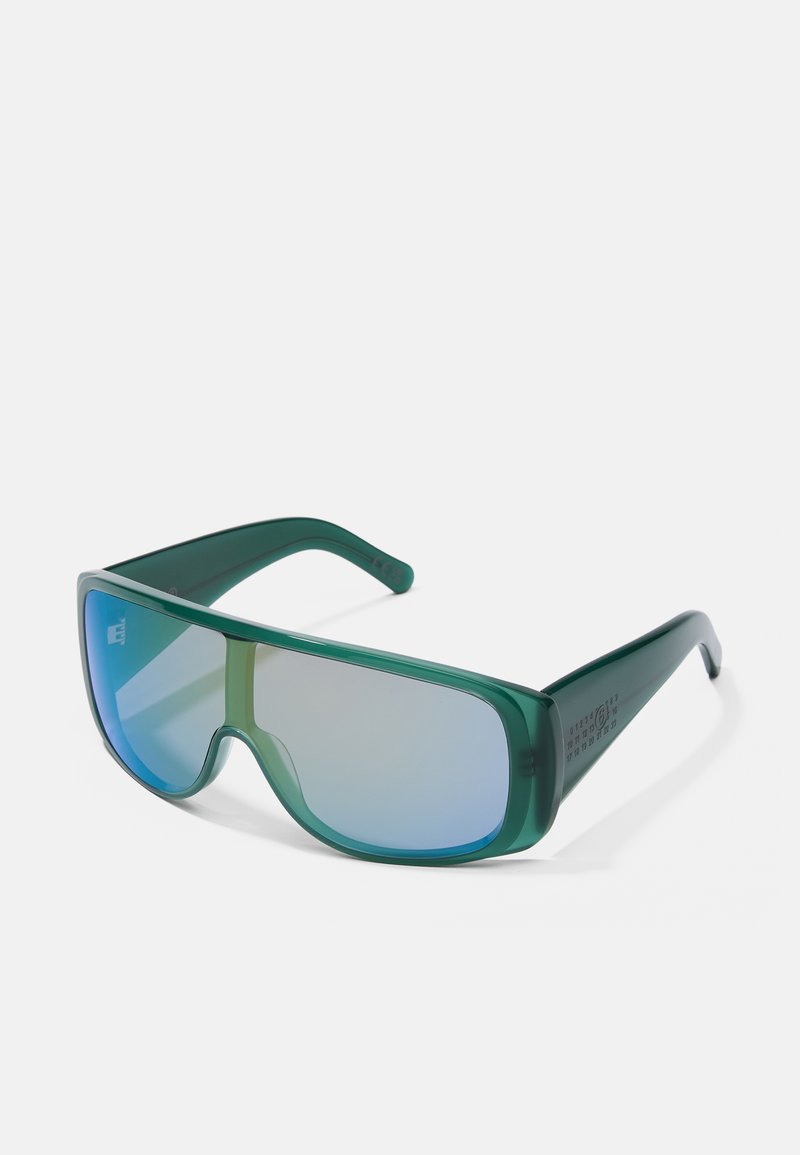 Óculos de sol verdes com um design envolvente, apresentando lentes espelhadas azuis e um padrão texturizado nas hastes. Feitos de plástico leve.