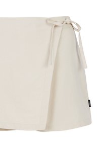 Beige wikkelrok gemaakt van een lichte stof, met een knoop taille en zichtbare stiknaad, en een rechte zoom. Minimalistisch ontwerp zonder patronen.