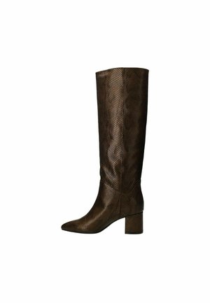 Bottes marron jusqu'aux genoux en matériau texturé imprimé serpent, avec un bout pointu et un talon épais, présentant une finition lisse.