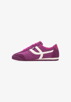 Zapato deportivo morado con parte superior textil, detalles en ante, detalles laterales blancos y suela plana de goma. Cuenta con cordones a juego y branding.