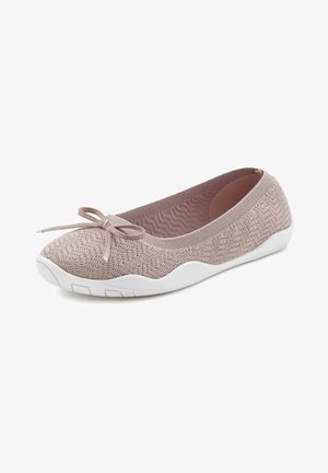 Ballerines en tricot rose clair avec un motif texturé et une semelle en caoutchouc blanche. Présentent un petit nœud à l'avant pour une touche de détail.