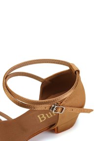 Brązowe satynowe sandały na wysokim obcasie z przekrzyżowanym paskiem wokół kostki, z detalami z klamrą, miękką teksturą i okrągłym kształtem palców.