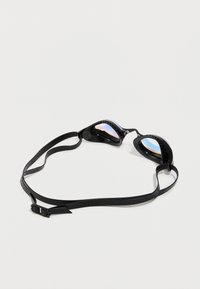 Čierne plavecké okuliare s reflexnými šošovkami a nastaviteľným textúrovaným pásikom na jednoduchej bielej pozadí.