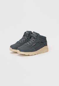 Ciemnoszare sneakersy typu high-top od Skechers z beżowymi podeszwami, szarymi sznurowadłami i etykietą "Wodoodporne" z boku.