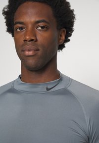 Nike Performance PRO - Hosszú ujjú felső - smoke grey/black