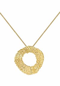 Collar de oro con un colgante circular trenzado y un centro abierto, suspendido de una delicada cadena, que muestra detalles de superficie texturizada.