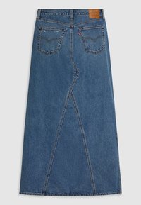 Blå denim midi kjol med bakfickor, Levi's röda etikett, lädermärke och karakteristisk diagonal sömdetalj.
