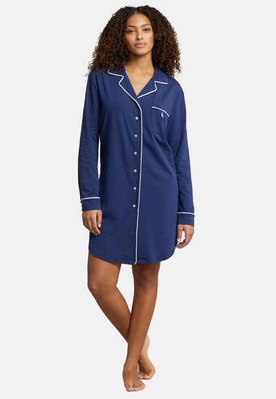 Mörkblå långärmad nattshirt med vit kant, knappstängning, skjortkrage och framficka. Mjuk, lättviktsmaterial, knälång design.