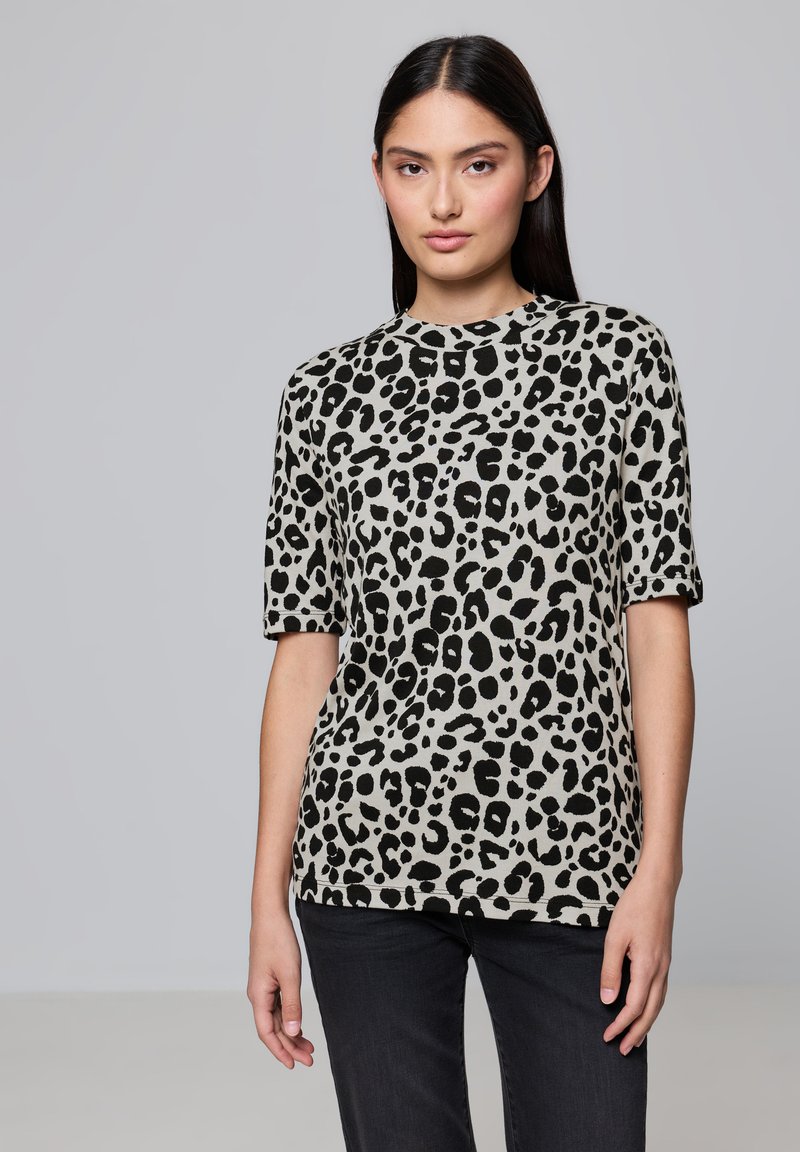 Tričko s krátkým rukávem v leopardím vzoru v béžové a černé barvě, s kulatým výstřihem a volným střihem. Měkký materiál s mírným elastickým efektem.