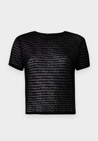 Svart mesh kortermet crop top med et gjentagende tekstmønster. Myk tekstur med rund hals og solid kant.