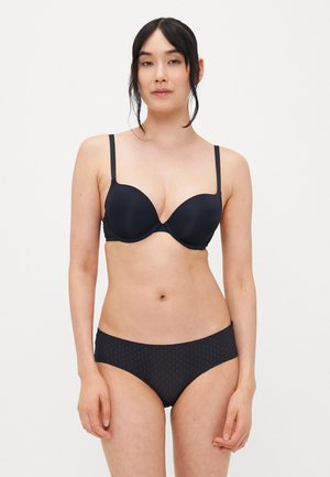 Schwarzer gepolsterter BH mit dünnen Trägern und herzförmigen Cups, kombiniert mit passenden schwarzen panties mit niedrigem Bund und strukturiertem Muster.