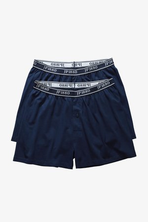 Dva páry pánských boxerů tmavě modré barvy s knoflíkovou légou a černými elastickými pásky označenými "JP1880" v bílé barvě.