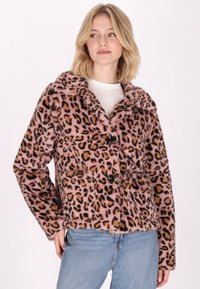 Giacca in pelliccia sintetica con stampa leopardata in rosa e marrone, colletto, chiusura con bottoni e due tasche frontali. Aspetto morbido e texture.