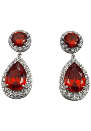 Orecchini a goccia con gemma rossa a forma di lacrima, circondati da piccoli cristalli trasparenti, con una pietra rotonda nella parte superiore, montati in metallo color argento.