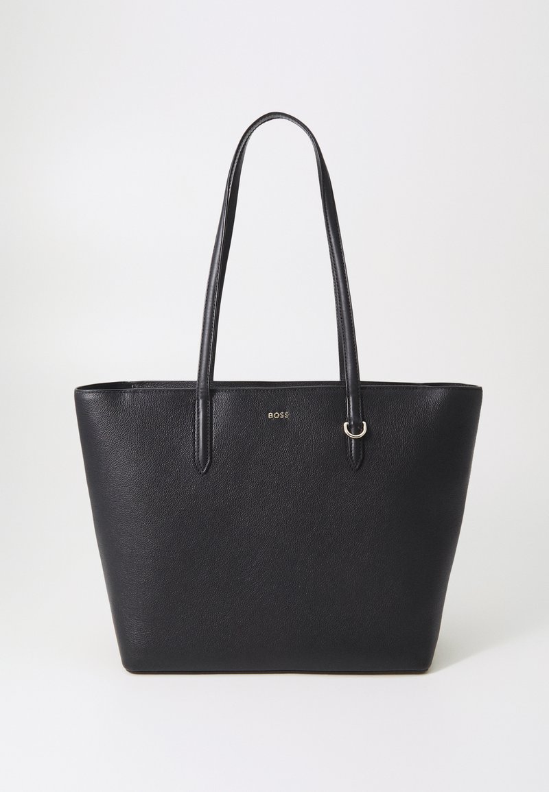 Saco tote em couro preto com duas alças longas, forma estruturada, acabamento texturizado sutil e um pequeno logotipo dourado ao centro.