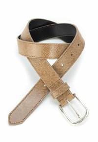  Lichtbruin gestructureerd leren riem met een zilveren metalen gesp. De riem heeft meerdere gaten en een gladde zwarte binnenkant.