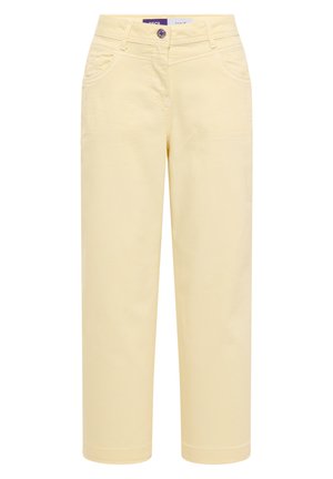 Světle žluté džíny s rovnými nohavicemi, předními kapsami, zapínáním na knoflík a poutky na opasek, zobrazené na bílém pozadí.