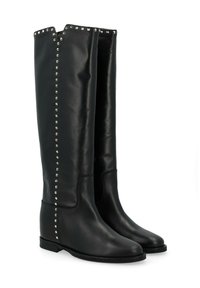 Bottes en cuir noir hauteur genou avec une silhouette droite, semelle plate et accents en clous argentés sur le côté pour plus de détails.