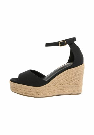 Sandale cu platformă cu pană din material textil negru, cu baretă la gleznă și cataramă aurie, având talpă platformă din iută împletită.