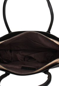 Borsa tote in pelle nera con chiusura a zip; interno con fodera in tessuto marrone e multiple tasche per l'organizzazione. Texture liscia.