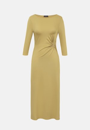 Langes senfgelbes Kleid mit dreiviertelärmel und seitlicher Knotendetail am Taillenbereich, das eine geraffte Stoffstruktur zeigt.
