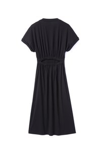 Vestido negro de manga corta confeccionado en una tela suave, con una cinturilla elástica para un aspecto fruncido y una silueta A-line relajada.