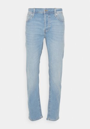 Jeans de mezclilla azul claro con un diseño de pierna recta, cinco bolsillos y un ligero desgaste. Presenta un cierre de botón y cremallera con trabillas para cinturón.
