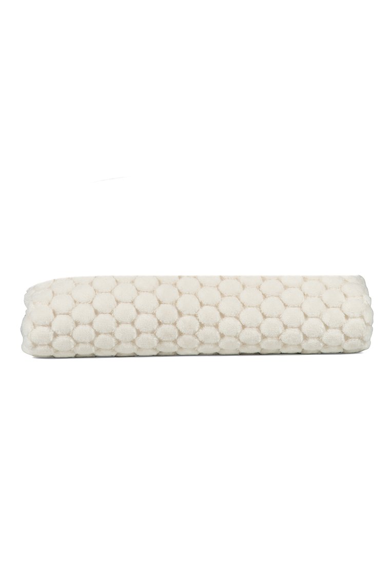 Cojín de respaldo rectangular en suave tela color crema, con un patrón texturizado de panal elevando la superficie. Diseño compacto y esponjoso.