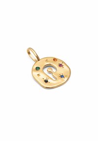 Colgante de oro con forma de cerradura, adornado con piedras preciosas de colores (verde, naranja, rosa, azul, marino) dispersas por su superficie.