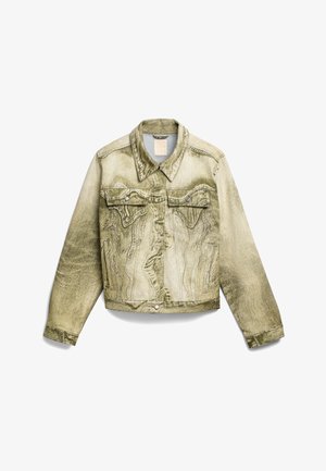 Chaqueta de mezclilla verde oliva con un cuello estructurado, bolsillos frontales y una superficie texturizada. Presenta herrajes plateados y un diseño corto.