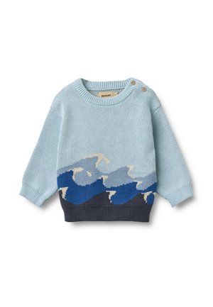 Světle modrý pletený svetr pro batole s vlnkovým vzorem v námořnické modři, modré a béžové, s dvěma dřevěnými knoflíky na rameni a žebrovanými manžetami a lemem.