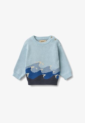 Hellblauer gestrickter Pullover für Kleinkinder mit Wellenmuster in Marineblau, Blau und Beige, ausgestattet mit zwei Holzknöpfen an der Schulter sowie gerippten Bündchen an Ärmeln und Saum.