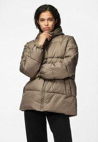 Giacca puff in marrone chiaro, realizzata in nylon morbido. Presenta una chiusura a zip frontale, polsini elasticizzati e un cappuccio. Design imbottito con texture trapuntata.
