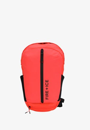 Zaino rosso brillante con un design elegante, caratterizzato da una cerniera nera e un marchio. Include spallacci imbottiti e tasche laterali aggiuntive.