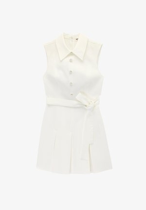 Mouwloze witte jurk met brede kraag, decoratieve knopen aan de voorkant, een ceintuur die in een strik wordt vastgemaakt in de taille en een geplooide zoom aan de rok.