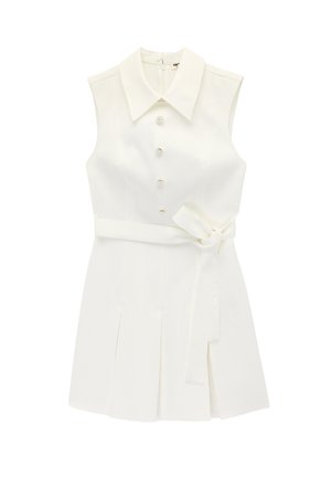 Abito bianco senza maniche con ampio colletto, bottoni decorativi frontali, cintura annodata in vita e orlo della gonna plissettato.